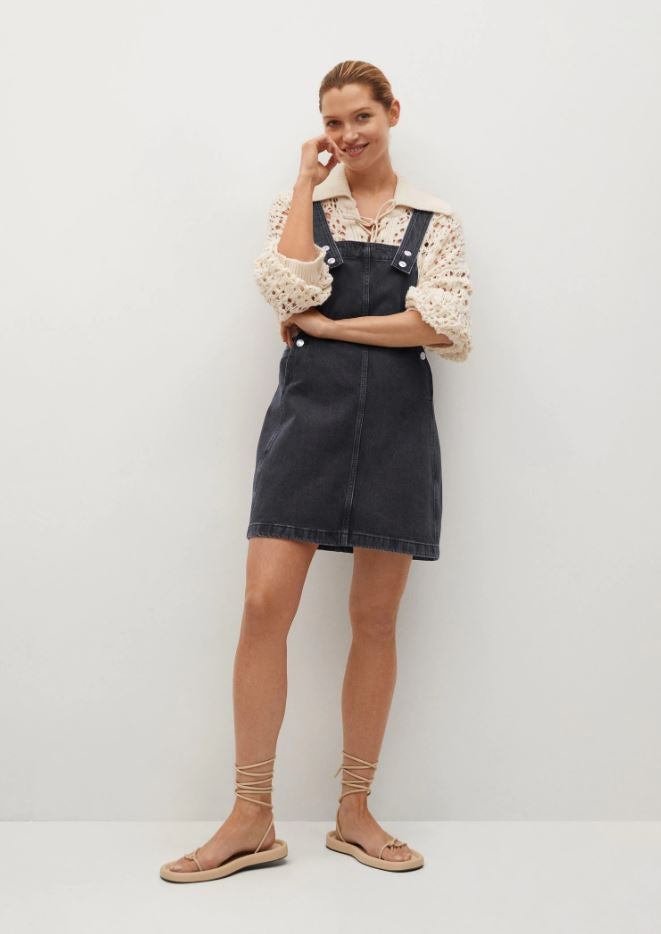 Este peto vaquero en color negro te permitirá crear mil y un looks súper tendencia esta temporada. Cuesta 19.99 euros en las rebajas mid season de Mango.