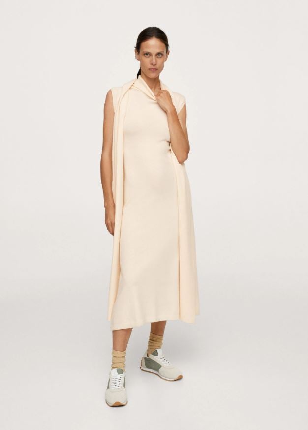 elegante y rejuvenecedor, este vestido midi de punto con cuello vuelto está rebajado a 19.99 euros en las mid season de Mango.
