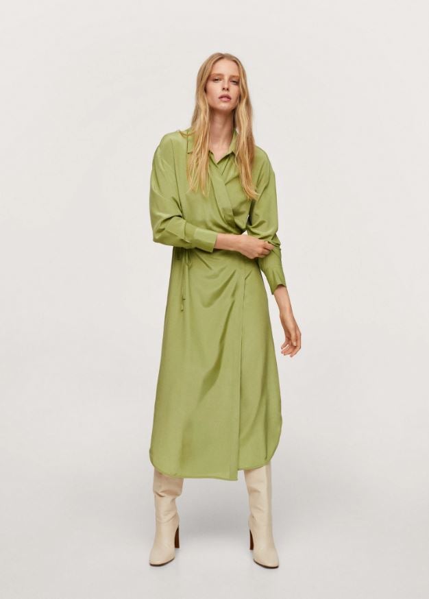 Para ir a la oficina, para una cena e, incluso, para ir de boda: este 'wrap dress' verde hierba con acabado satinado de Mango es un auténtico chollo: se ha quedado en 19.99 euros en las rebajas mid season de Mango.