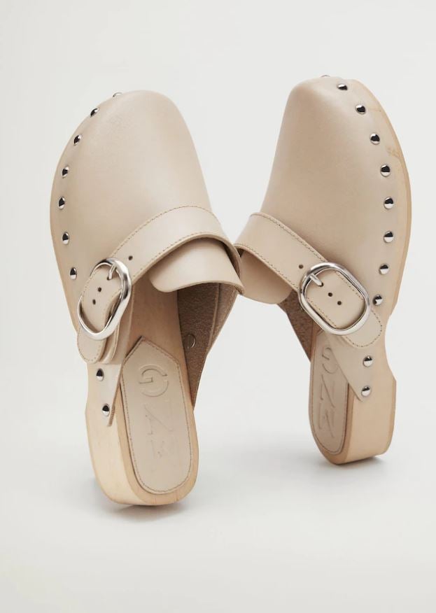 Los zuecos son el calzado de la temporada, y estos de Mango un auténtico chollo: están rebajados a 39.99 euros en las mid season.