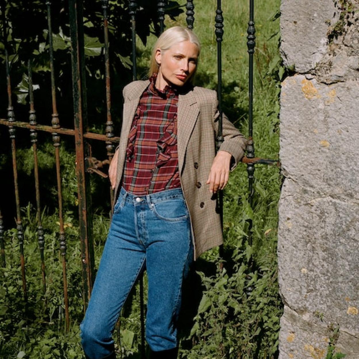 Pincha en la imagen para descubrir las blusas blancas con las que te vas a sumar a la tendencia de las famosas y crear tus mejores looks.