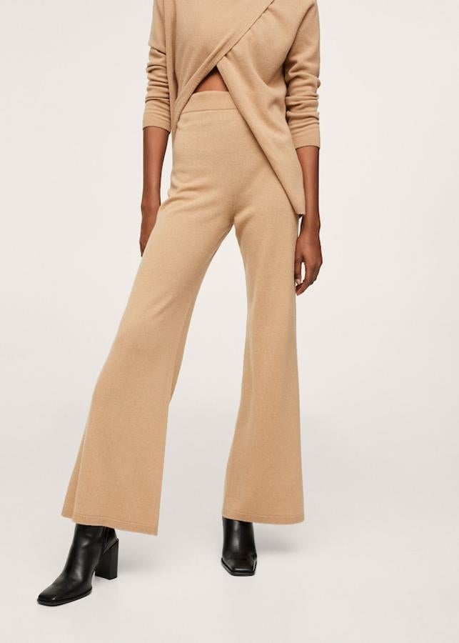 A juego con el jersey, este pantalón de punto en marrón medio de Mango está confeccionado en mezcla de lana y cashmere, tiene diseño acampanado, tiro alto y cintura elástica. Cuesta 79,99 euros y solo queda en las tallas S y L. 