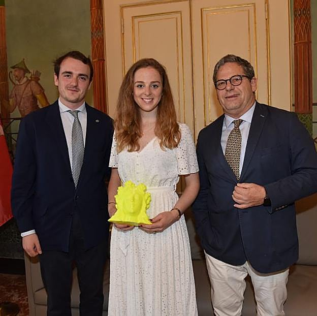 Los novios posan con el alcalde de la ciudad siciliana de de Monreale Alberto Arcidiacono