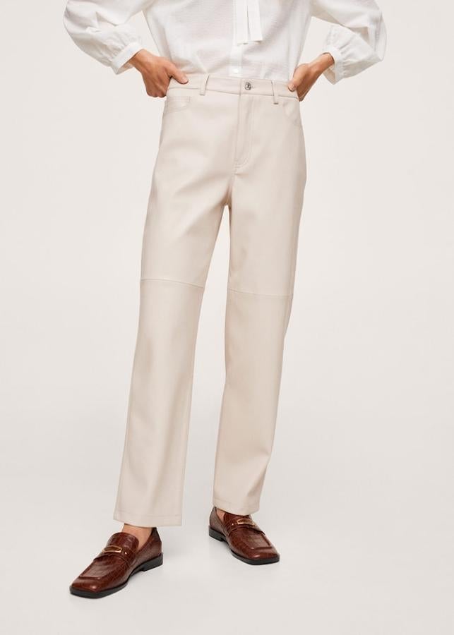 Estos pantalones de diseño recto que podemos encontrar en color crudo o en negro son de Mango y de tiro medio. Con trabillas, cinco bolsillos y en efecto piel, cuestan 29,99 euros y están disponibles entre las tallas 34 y 46.