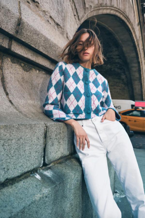 En punto jacquard en tonos azules y blancos con rayas rosas, esta chaqueta de punto de Zara con cuello redondo y mangas largas viene con bolsillos de plastrón laterales y cierre frontal de botones a forrados a tono. Cuesta 39,95 euros y está disponible en las tallas S, M y L. 