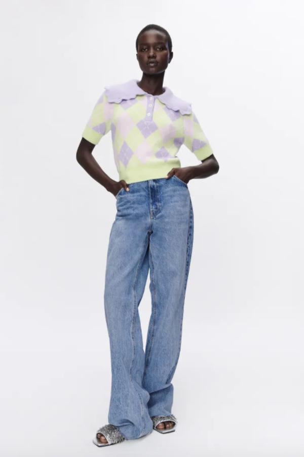 Con mangas cortas y cuello babydoll con escote de botones joya, este jersey polo de Zara en tonos pastel y con acabados en rib cuesta 25,95 euros. Está disponible entre las tallas S y XL. 