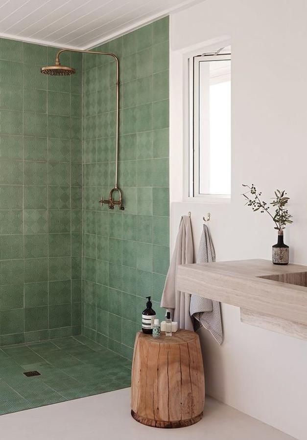 Nos encanta el estilo natural, y también este baño con azulejos verdes y tanta paz.