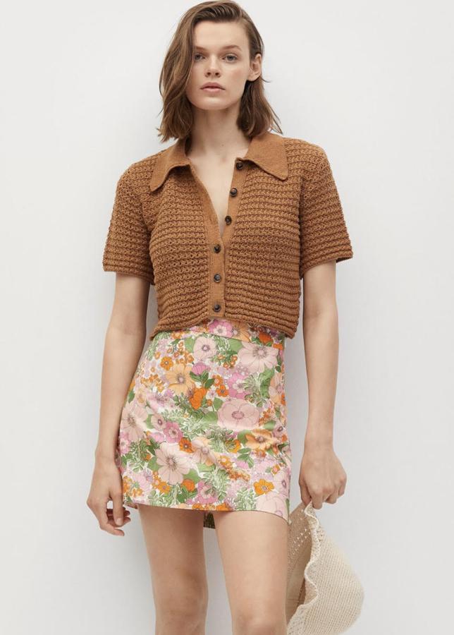 Esta minifalda con estampado floral en tonos naranja cuenta con tiro alto y diseño acampanado y tiene un precio de 25,99 euros. Es de Mango.