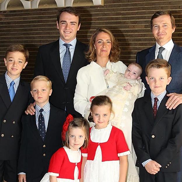 El duque de Noto con sus padres, los duques de Calabria, y sus hermanos