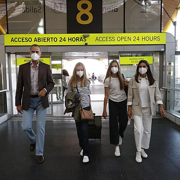 Imagen principal - Las zapatillas de Hugo boss, las favoritas de la Reina Letizia: en blanco, en el aeropuerto despidiendo a Leonor en 2021, y en el primer día de cole de la Princesa y la Infanta Sofía en 2017 y 2018. En negro, en el inicio de curso en 2019.