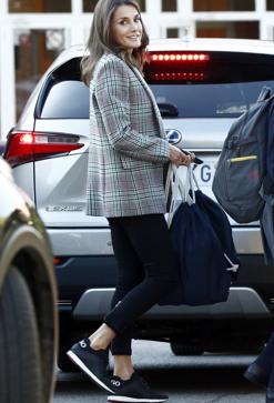 Imagen secundaria 2 - Las zapatillas de Hugo boss, las favoritas de la Reina Letizia: en blanco, en el aeropuerto despidiendo a Leonor en 2021, y en el primer día de cole de la Princesa y la Infanta Sofía en 2017 y 2018. En negro, en el inicio de curso en 2019.