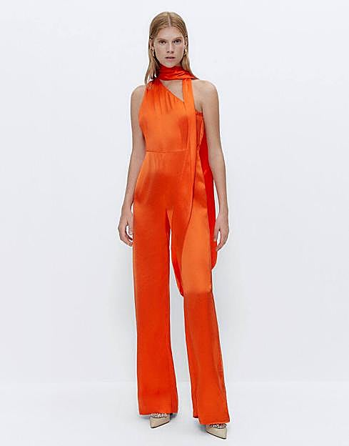 Mono satinado naranja con escote asiméticro y detalle en el cuello, de Uterqüe. 159 euros