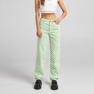 Imagen secundaria 1 - De Zara a Pull&amp;Bear: Los pantalones vaqueros estampados son la tendencia perfecta para subir el nivel (y rejuvenecer) tus looks de otoño