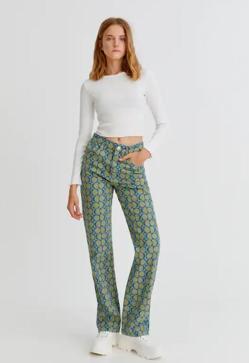 Imagen secundaria 2 - De Zara a Pull&amp;Bear: Los pantalones vaqueros estampados son la tendencia perfecta para subir el nivel (y rejuvenecer) tus looks de otoño