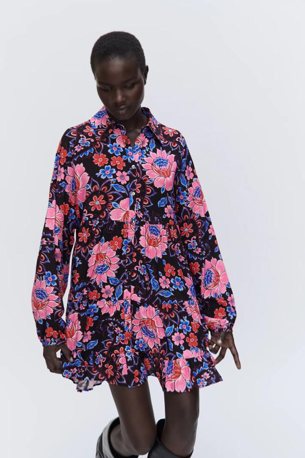 Con estampado floral en tonos rosas, este vestido mini de manga larga y bajo acabado en volante cuenta con cierre frontal con botones y tiene un precio de 29,95 euros. Es de Zara.