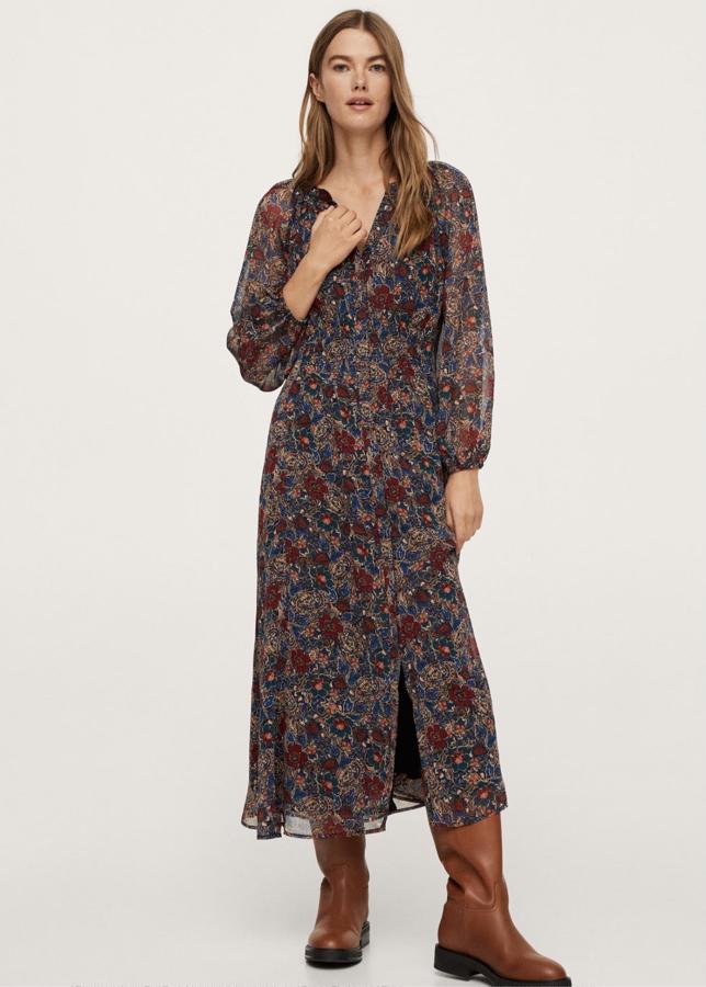 En tejido fluido y semitransparente, este vestido midi con estampado floral y cuello de mango es de Mango y tiene un precio de 39,99 euros.