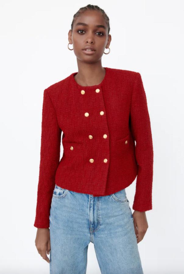 De cuello redondo y manga larga, esta chaqueta en color burdeos de Zara viene con bolsillos de plastrón con botón dorado en el cuerpo y cierre doble de botones metálicos en relieve en el frontal. Disponible entre las tallas XS y XXL, cuesta 59,95 euros. 