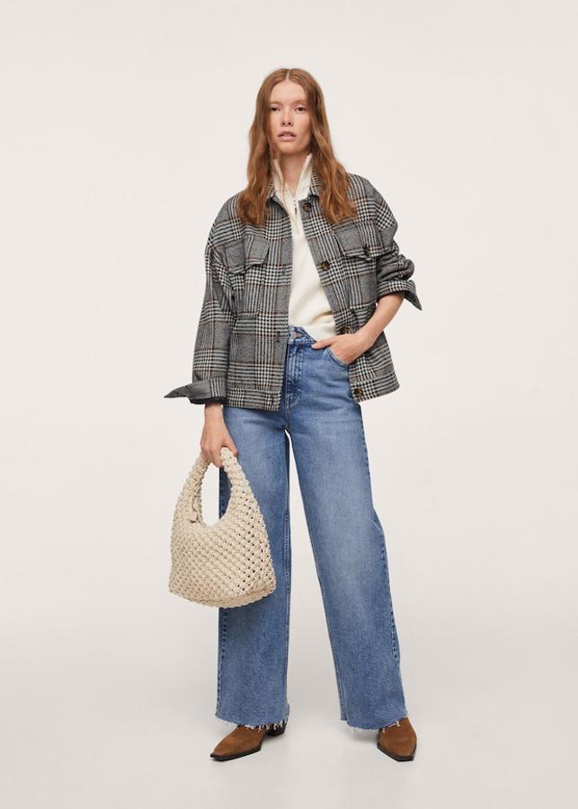 Estampado Príncipe de Gales para esta chaqueta de Mango con tejido en mezcla de lana y diseño recto oversize. Tiene cuello clásico, mangas largas con puños abotonados y dos bolsillos de plastrón con solapa y botón en el pecho. Con cierre frontal de botones, está disponible entre las tallas XXS y XXL y cuesta 59,99 euros.