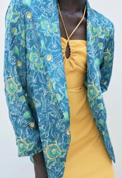 Imagen secundaria 2 - La blazer estampada que triunfa en las redes y que Nieves Álvarez ha llevado con un truco que estiliza y rejuvenece muchísimo