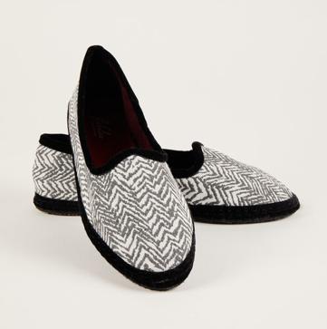 Imagen secundaria 1 - Estos son los zapatos planos, cómodos y que pegan con todo favoritos de las royal (y son perfectos para el entretiempo)