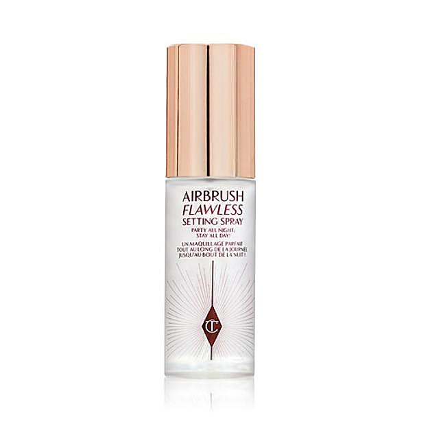 Airbrush Flawless Setting Spray de Charlotte Tilbury es capaz de fijar el maquillaje durante un máximo de 16 y crear un ligero verlo hidratante y un acabado impecable que evita que el maquillaje se funda, se atenúe o se agriete (18 euros).