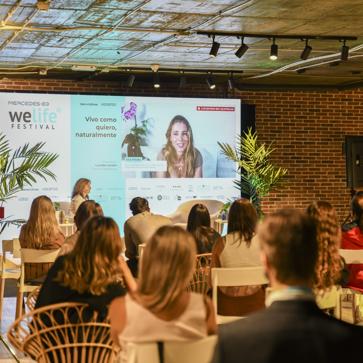 Imagen secundaria 1 - Lourdes Garzón durante su charla con Elsa Pataky y la presentadora del evento, María Gómez.