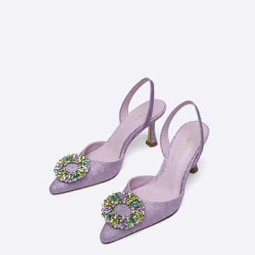 Imagen secundaria 1 - 1. Zapatos planos con detalles de vinilo de Uterqüe (99,99 euros). 2. Zapatos en color malva con cristales de colores de Uterqüe (119 euros). 3. Zapatos satinados de color verde con detalles de cristal de Uterqüe (99,99 euros). 