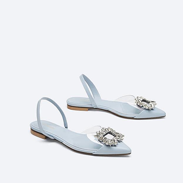 Imagen principal - 1. Zapatos planos con detalles de vinilo de Uterqüe (99,99 euros). 2. Zapatos en color malva con cristales de colores de Uterqüe (119 euros). 3. Zapatos satinados de color verde con detalles de cristal de Uterqüe (99,99 euros). 