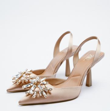 Imagen secundaria 1 - 1. Zapatos joya en rosa neón de la colección de otoño de Zara (49,99 euros) 2. Zapatos destalonados en color champagne con detalles de cristal de Zara (49,99 euros). 3. Zapatos joya de color negro con tiras de Zara (39,99 euros). 