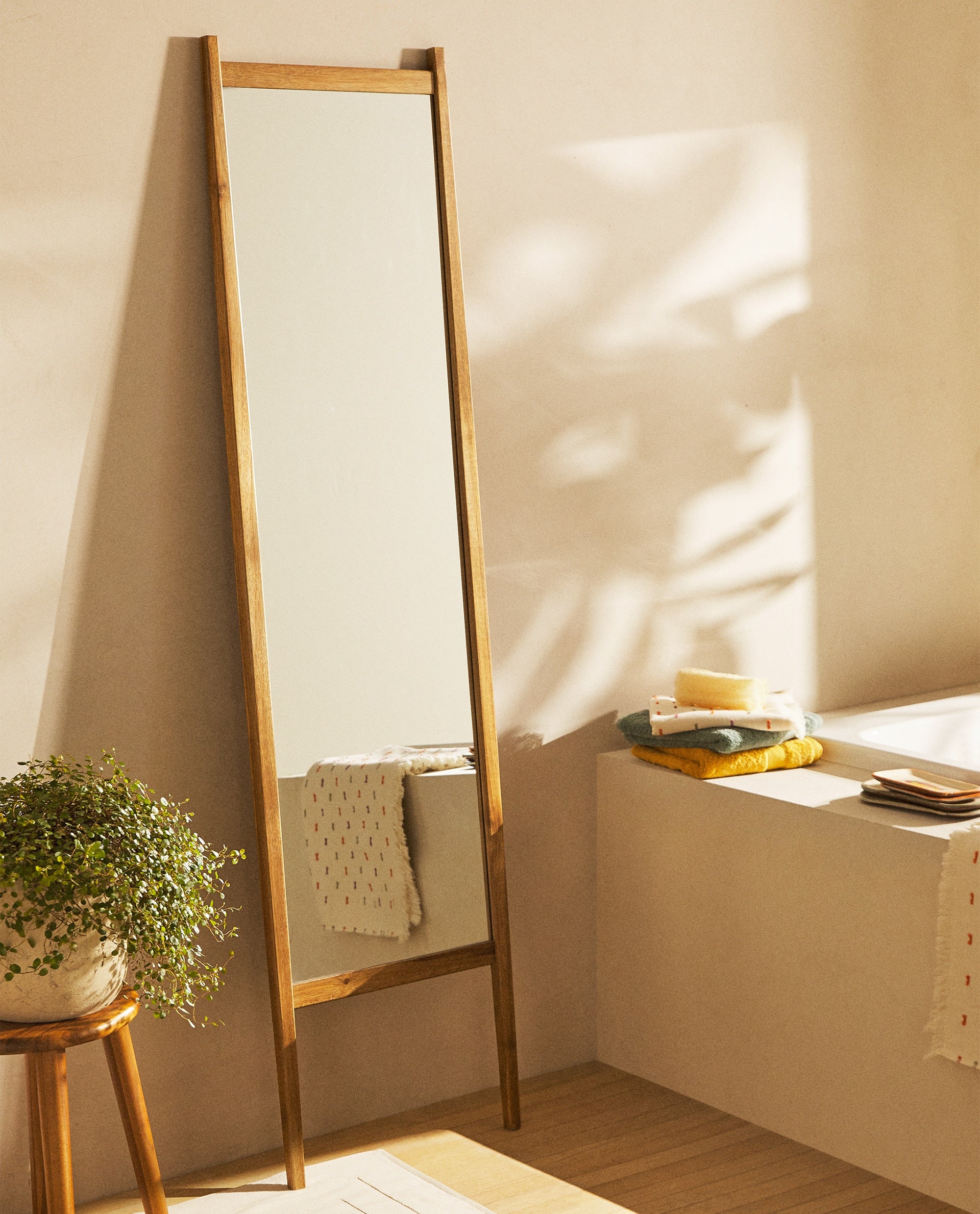 Para el baño, para el dormitorio, para el recibidor, para el salón... Este espejo de madera quedará precioso en cualquier rincón de tu casa (119 euros en Zara Home).