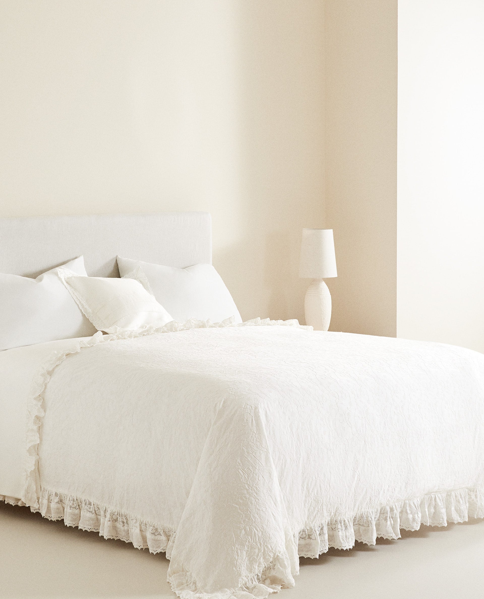 Este conjunto de funda nórdica bordada de inspiración retro es una auténtica joya que parece sacada del ajuar de tu abuela. Precio: entre 129 y 149 euros en Zara Home, según las medidas.