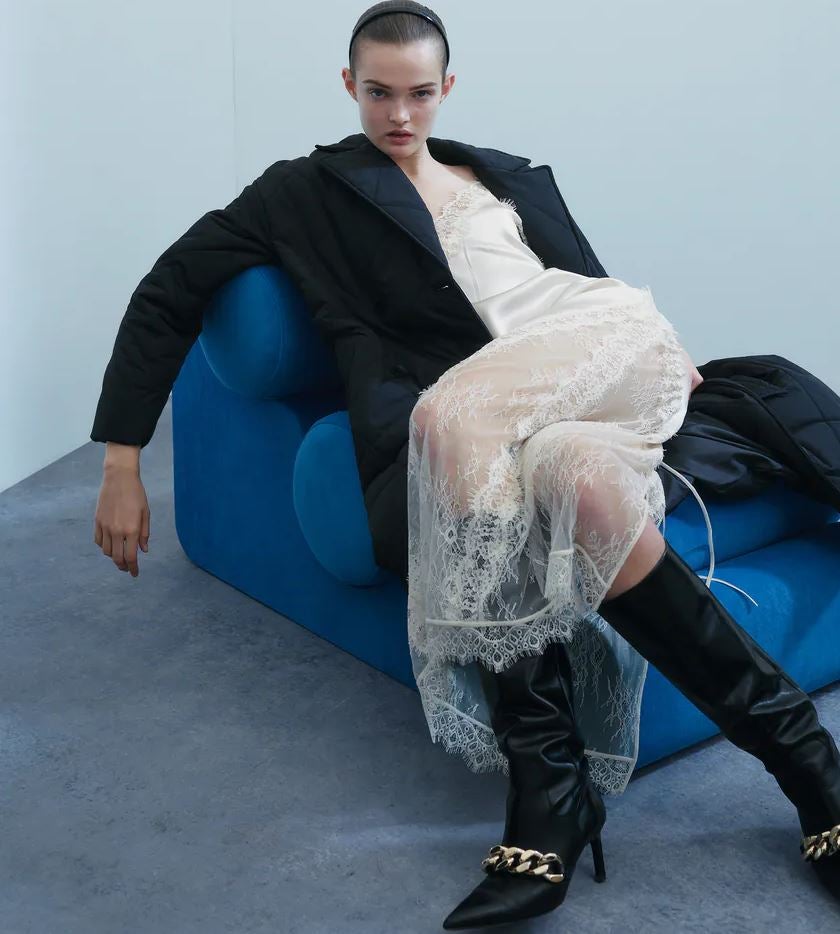 ¿Plumas con un vestido lencero súper sexy? ¡Pues claro! este de Zara cuesta 69.95 euros.