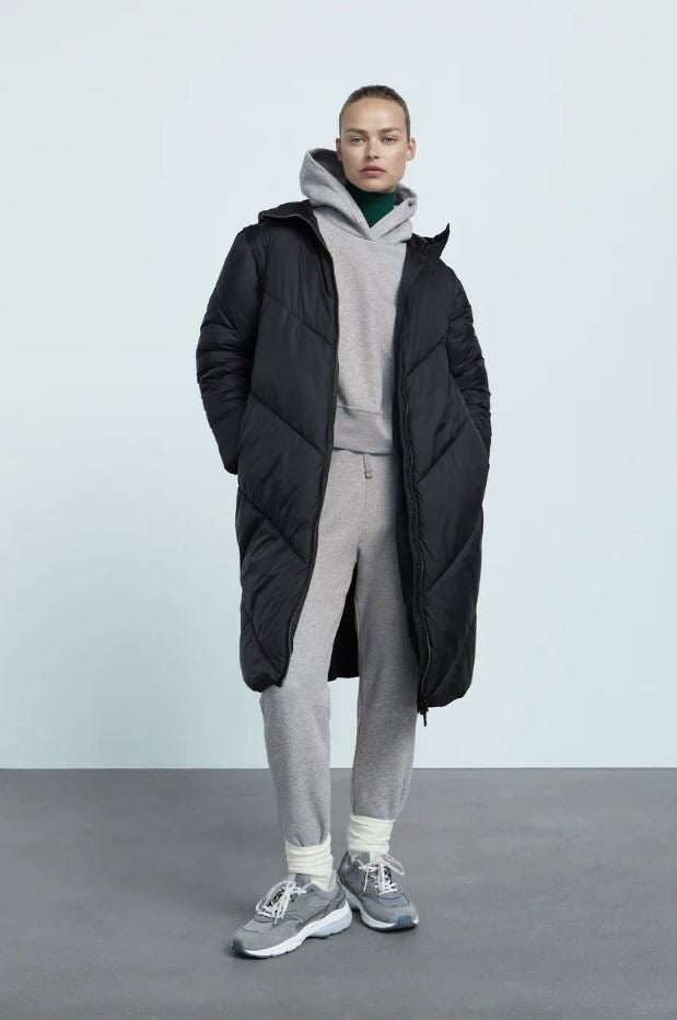 Ligero, cómodo y muy ponible, este plumas negro acolchado de Zara cuesta 69.95 euros.