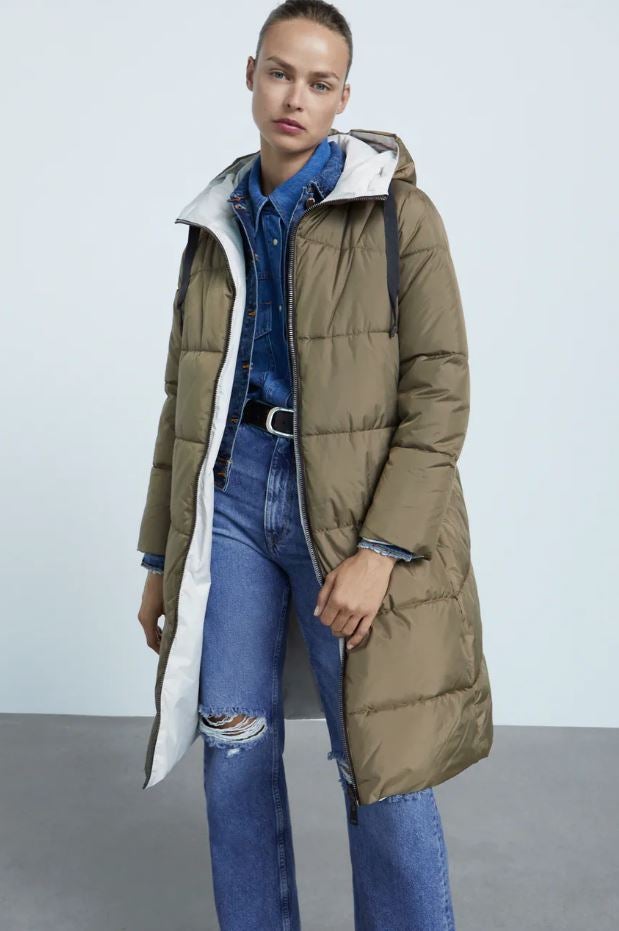 Si buscas un abrigo cómodo, calentito y versátil, este plumas reversible de Zara es lo que necesitas. Cuesta 69.95 euros.