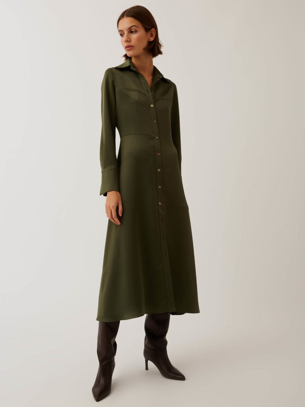 Para el día a día, combinado con unos de sus salones de tacón o con sus botas over the knee de Steve Maden, este vestido de Is Coming (139 euros) será una opción perfecta este otoño invierno.