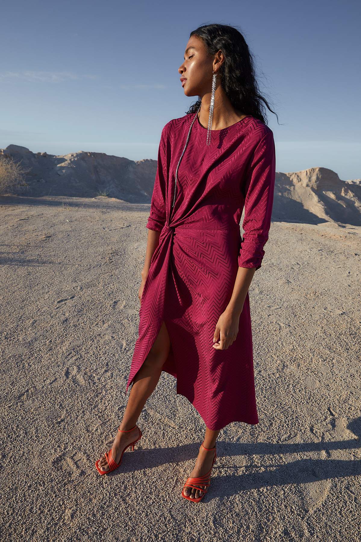 Este vestido midi color frambuesa con detalle de nudo de Sophie & Lucie (229 euros) es un sí rotundo para los looks de otoño-invierno de la Reina Letizia.