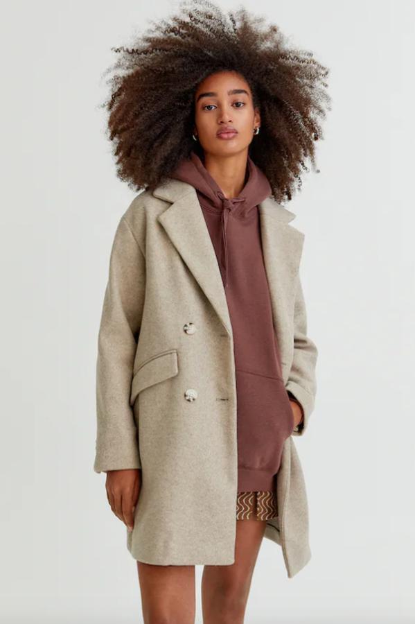 Disponible en negro o en beige, este abrigo de punto con cierre cruzado de botones es de Pull&Bear y viene con cuello de solapa con muesca, bolsillos de solapa laterales y mangas largas terminadas en falsa botonadura. Disponible entre las tallas XS y XL, cuesta 29,99 euros. 