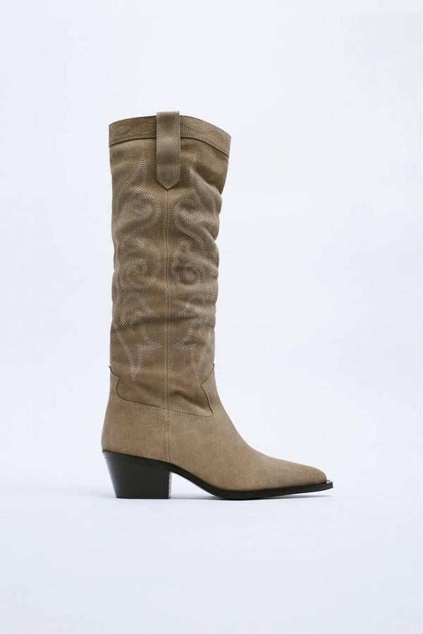 Bota de serraje estilo cowboy en tono arena. 99,95 euros