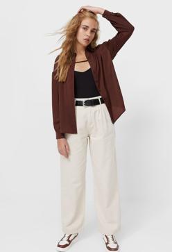 Imagen secundaria 2 - La camisa de satén marrón que cuesta menos de 20 euros y rejuvenece a los 50 es el comodín que soluciona todos tus looks de entretiempo