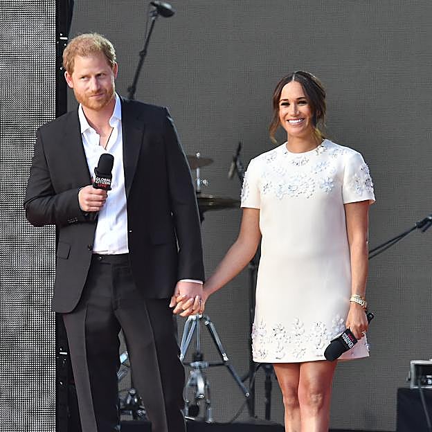 Guiños a Lady Di, power suits y vestidos impresionantes (y carísimos): los mensajes ocultos de los looks de Meghan Markle en su esperada y polémica reaparición