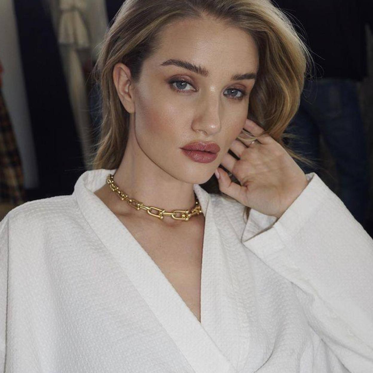 Pincha en la imagen para ver 11 polvos bronceadores con los que iluminar y rejuvenecer el rostro para un efecto buena cara al instante (parecerá que has ido a la playa, palabrita)