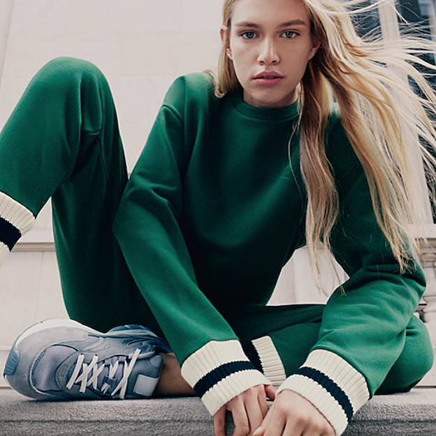 Acaba de aterrizar en el low cost el chándal retro más bonito del otoño: es verde y querrás llevarlo a la oficina