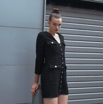 Imagen secundaria 1 - 1. Vestido de tweed con detalles de perlas en los laterales de Zara (49,99 euros). 2. Vestido de manga larga con botones dorados de Zara (39,99 euros). 3. Vestido de punto con corte asimétrico de Zara ((39,99 euros)