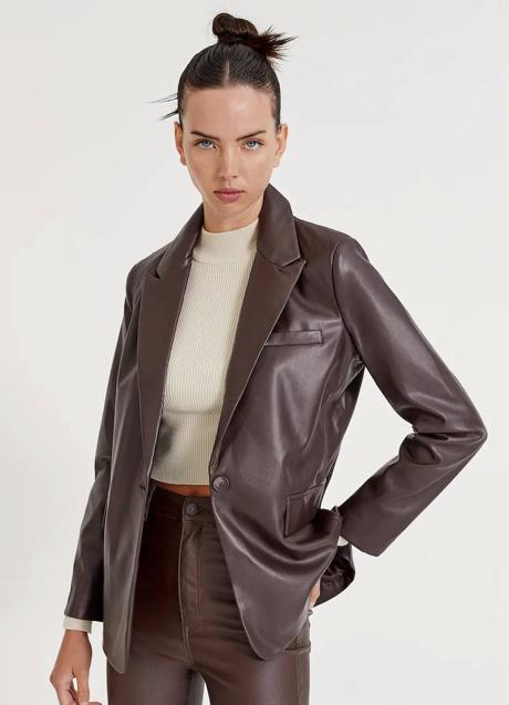 Imagen - Puedes encontrar la blazer en marrón y en negro