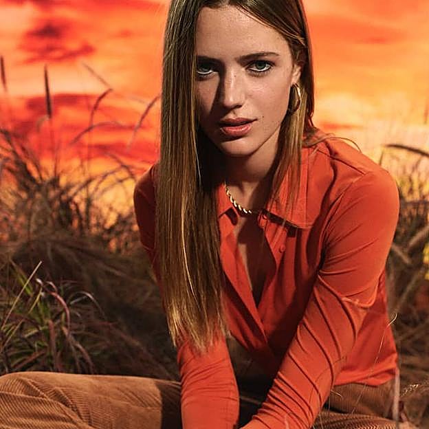 Imagen principal - Plisada, estampada o de punto: Las camisas de Stradivarius baratísimas que podrás ponerte con tus vaqueros o pantalones favoritos y triunfar