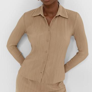 Imagen secundaria 1 - Plisada, estampada o de punto: Las camisas de Stradivarius baratísimas que podrás ponerte con tus vaqueros o pantalones favoritos y triunfar