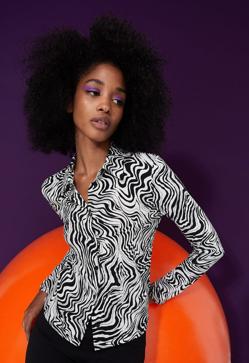 Imagen secundaria 2 - Plisada, estampada o de punto: Las camisas de Stradivarius baratísimas que podrás ponerte con tus vaqueros o pantalones favoritos y triunfar