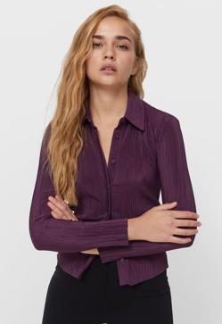 Imagen secundaria 2 - Plisada, estampada o de punto: Las camisas de Stradivarius baratísimas que podrás ponerte con tus vaqueros o pantalones favoritos y triunfar