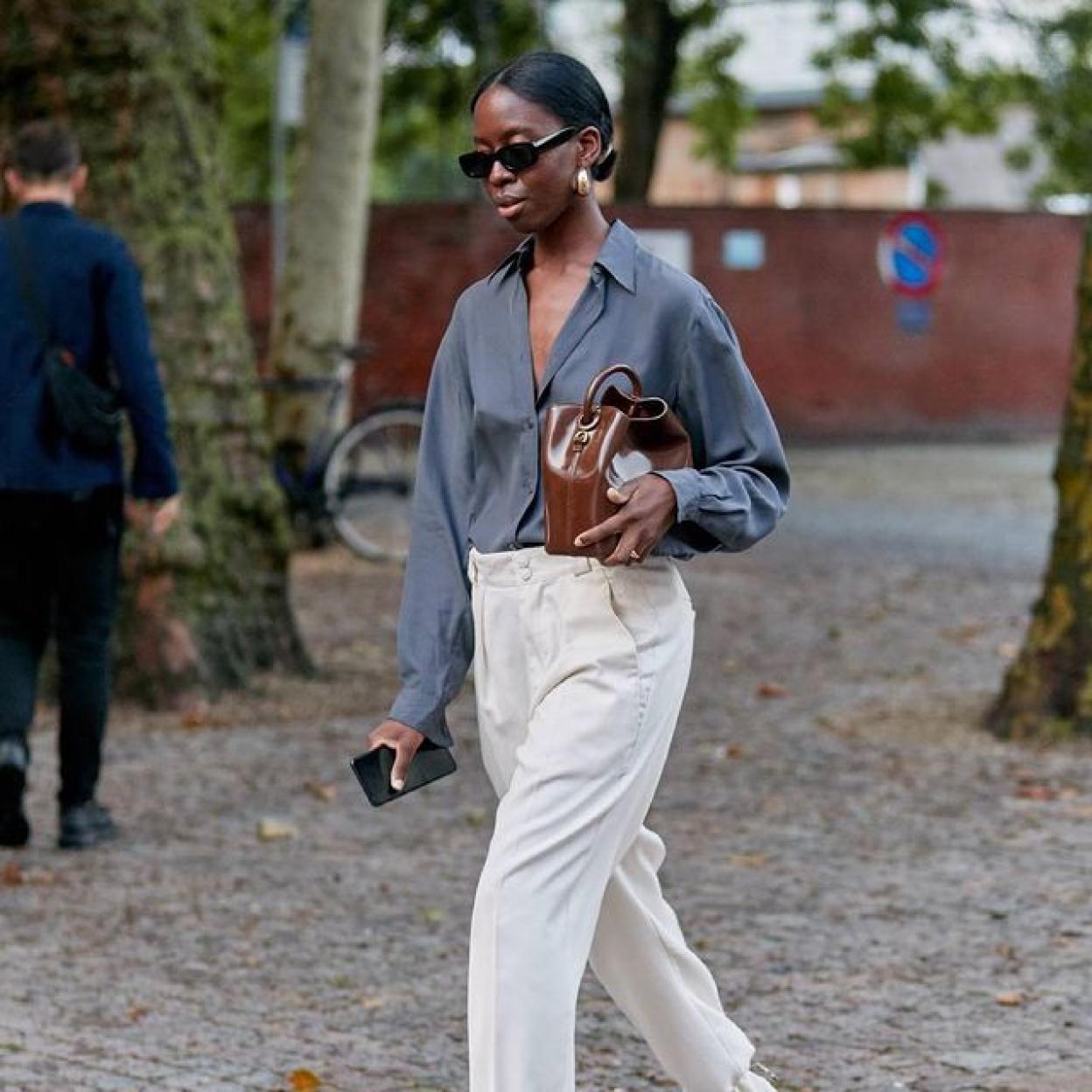 Oversize o fluida, pincha en la imagen para ver las camisas ideales para tus looks con leggings.