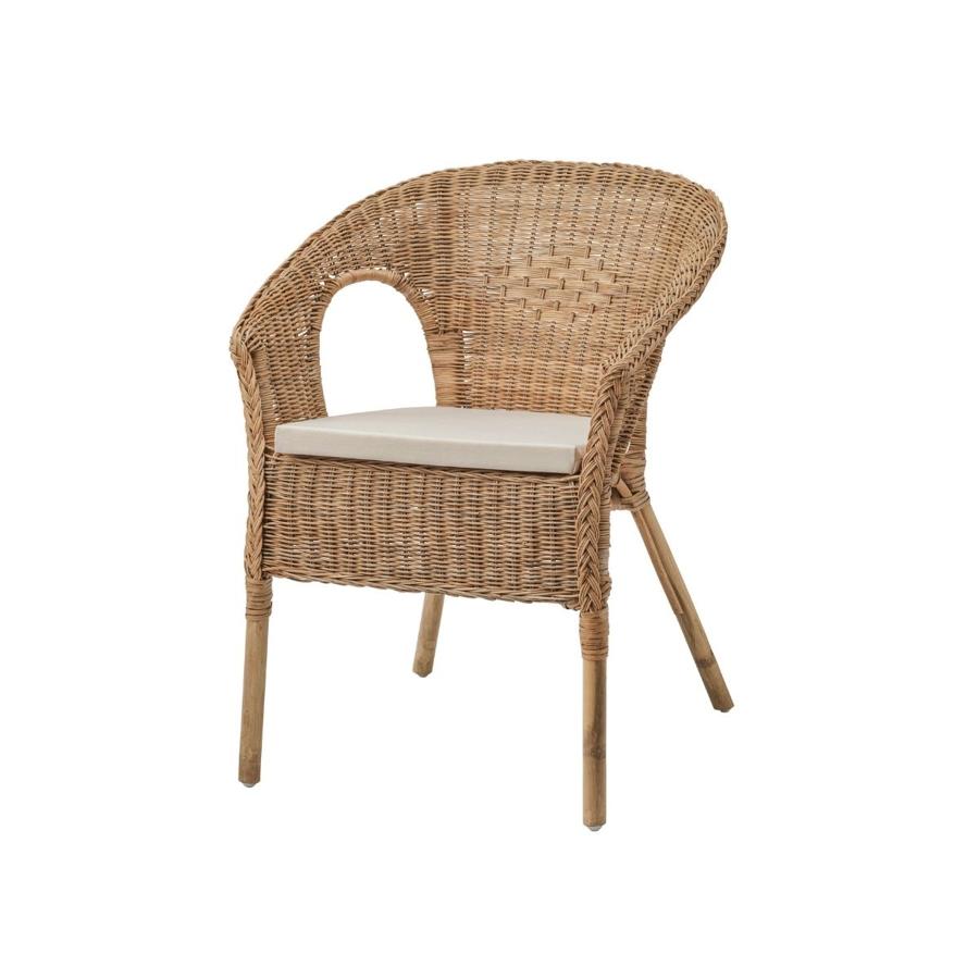 Sillón en ratán con cojín 100% de algodón (46 euros).